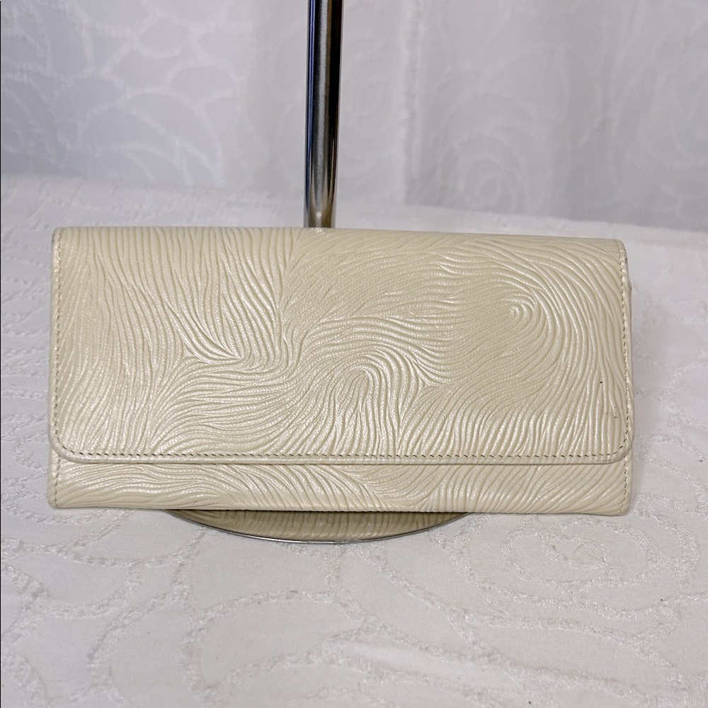 GIGI NEW YORK Elegant Cream Wallet/Clutch. Linear Embossed design Holds 10 cards